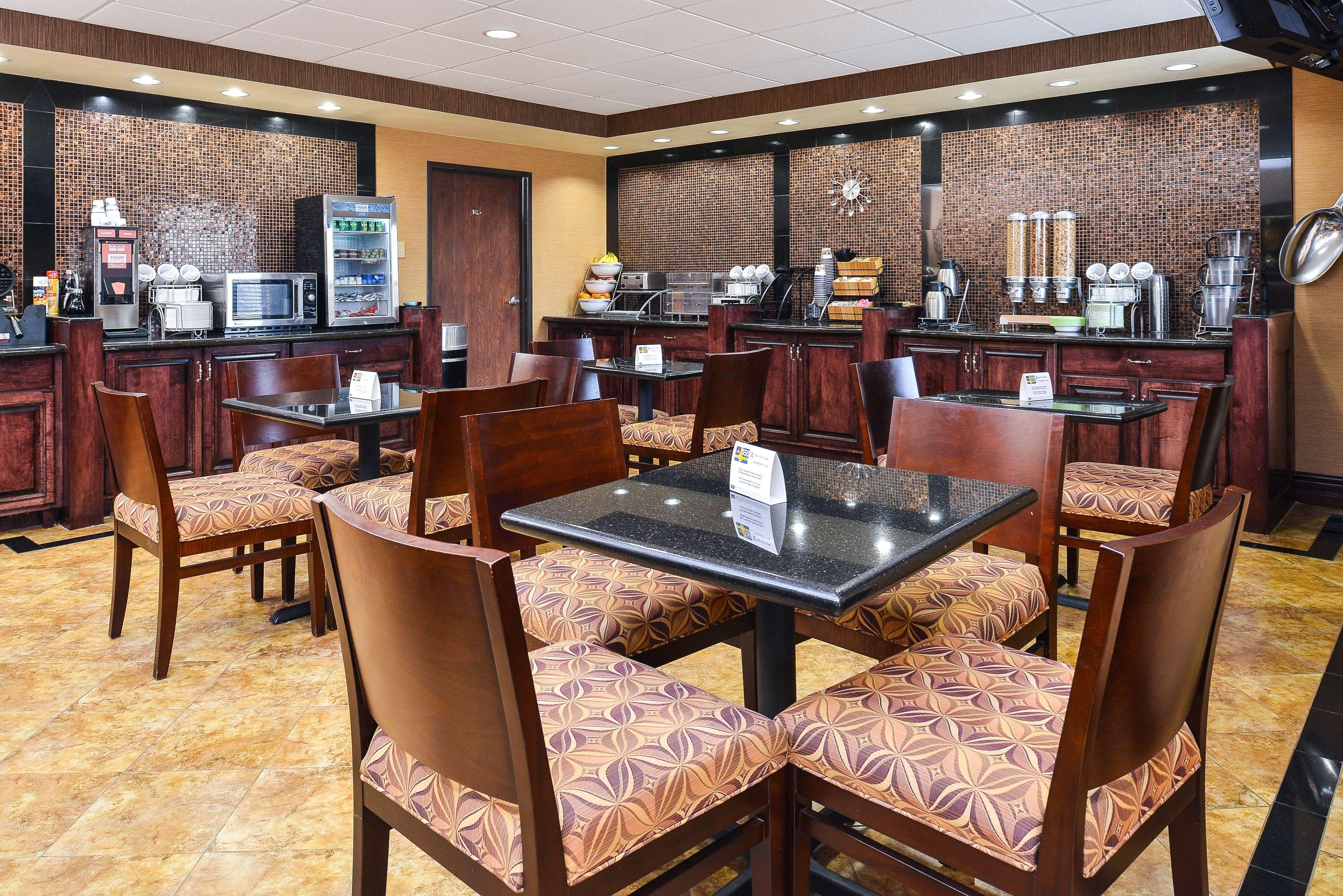 Best Western Plus Midwest Inn & Suites Салина Екстериор снимка