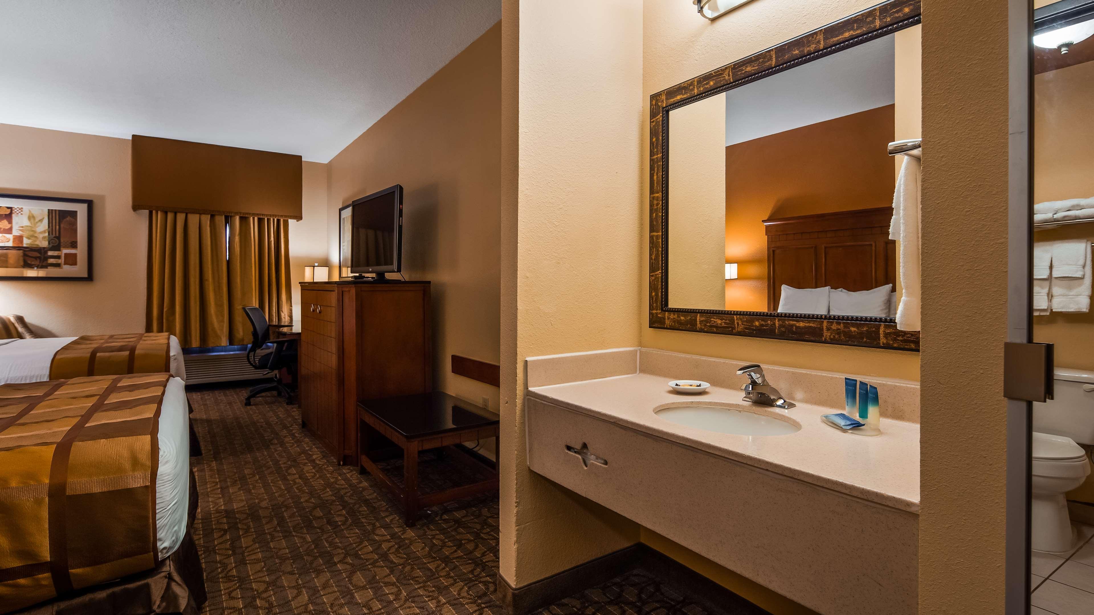 Best Western Plus Midwest Inn & Suites Салина Екстериор снимка