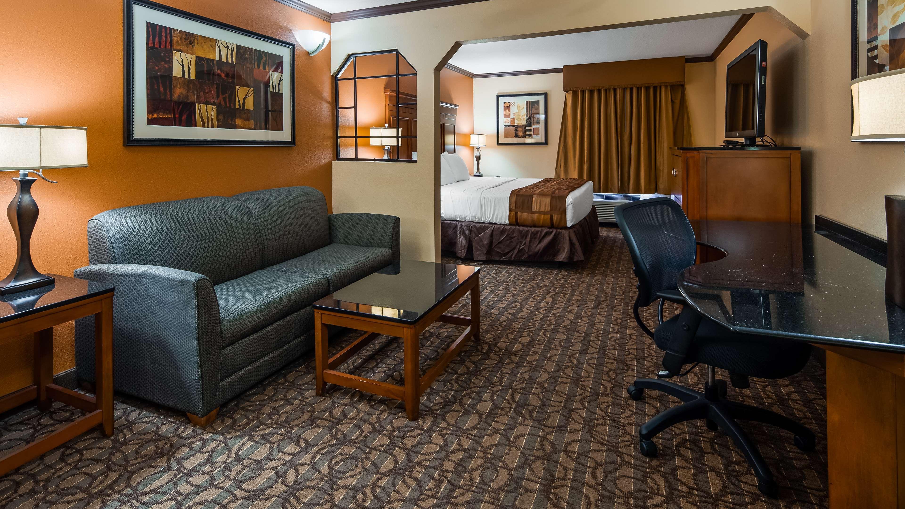 Best Western Plus Midwest Inn & Suites Салина Екстериор снимка