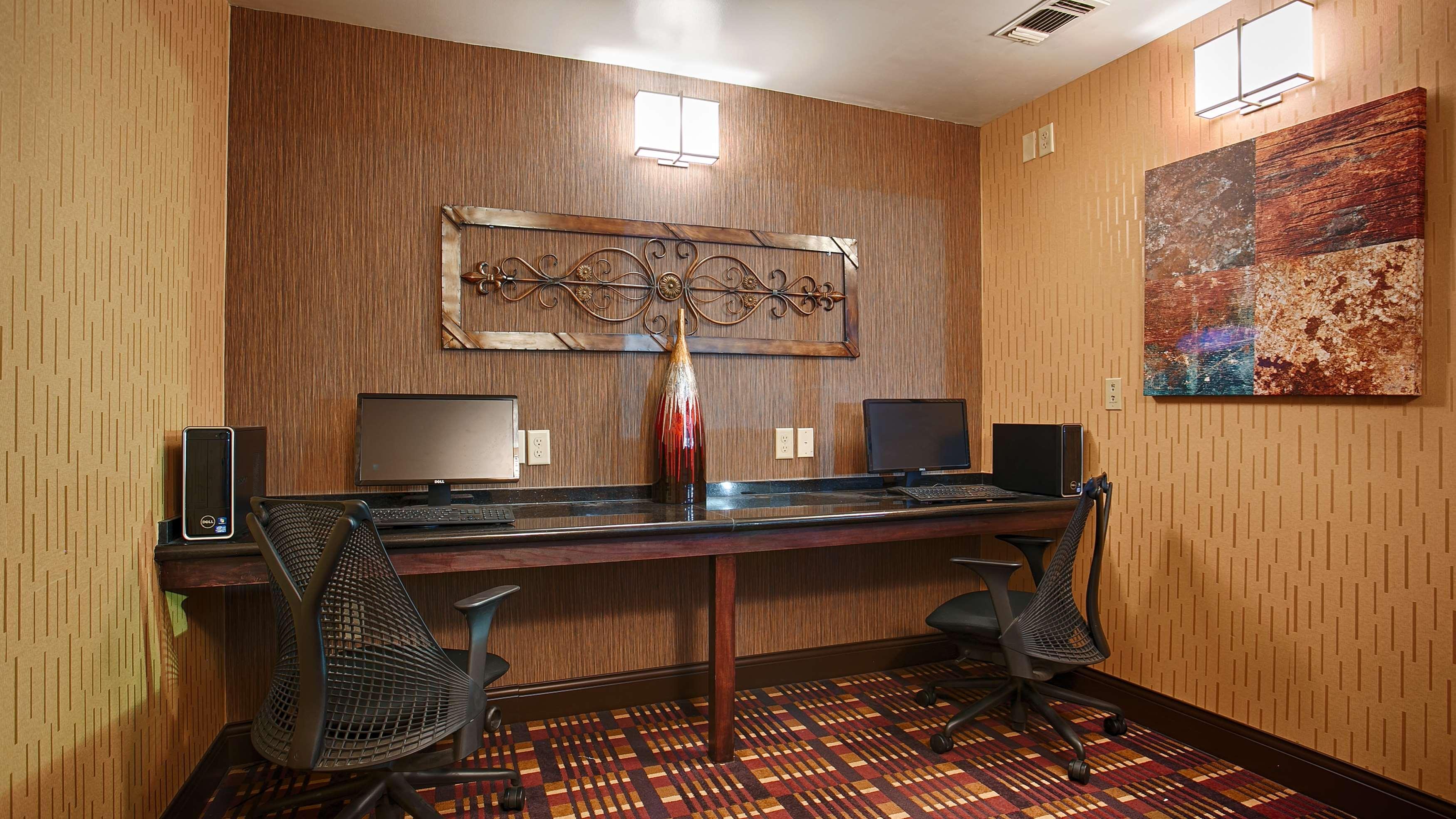 Best Western Plus Midwest Inn & Suites Салина Екстериор снимка
