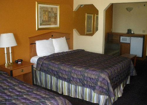 Best Western Plus Midwest Inn & Suites Салина Стая снимка